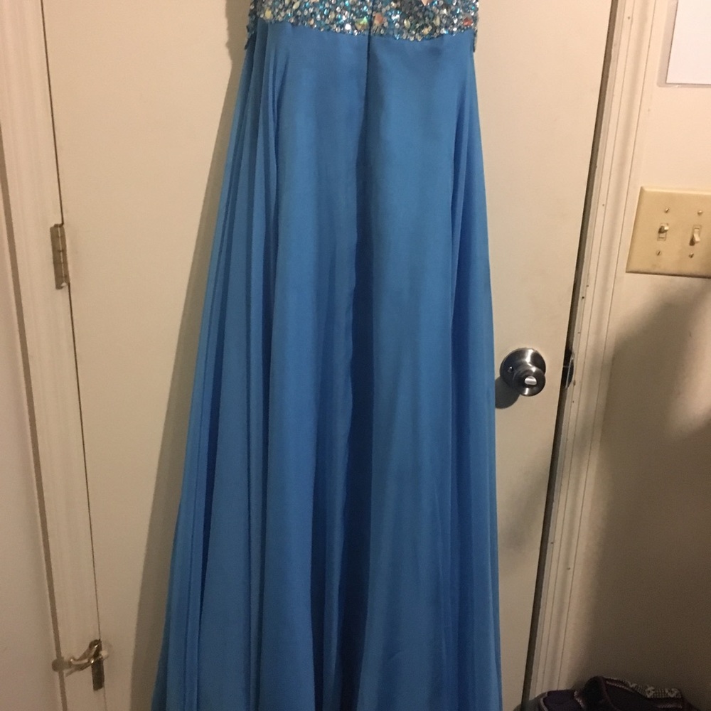 Dresses - Picture 7 of 8